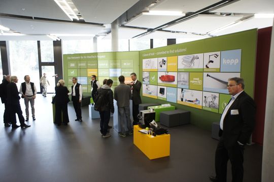 Erste Gäste treffen ein und informieren sich über die Leistungen der vfPartner Erste Gäste treffen ein und informieren sich über die Leistungen der vfPartner