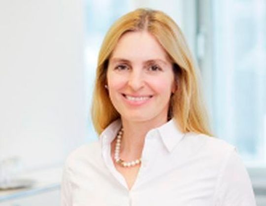 Gabriela Jaecker: „Die Hälfte aller Fremdmanager verlässt das Unternehmen nach spätestens zwei Jahren wieder. Dies war für uns Grund genug zu untersuchen, woran Fremdmanager im Familienunternehmen scheitern.“ Gabriela Jaecker: „Die Hälfte aller Fremdmanager verlässt das Unternehmen nach spätestens zwei Jahren wieder. Dies war für uns Grund genug zu untersuchen, woran Fremdmanager im Familienunternehmen scheitern.“