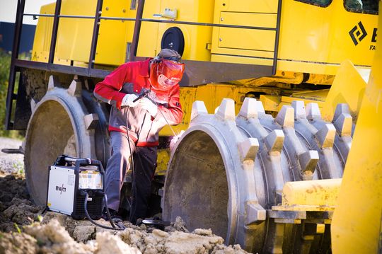 Pico 350 cel puls ist für den harten Einsatz konstruiert. Die kompakten Ausmaße und das geringe Gewicht sowie die Möglichkeit höchster Beanspruchung sorgen für ideale Arbeitsbedingungen auf Baustellen.