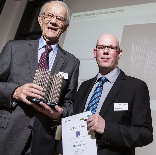 Werner Turck, Geschäftsführer (links) und Andreas Reschke, Leitung Marketing / Vertrieb Industrie (rechts) bei TSL-Escha nahmen den Preis entgegen. Werner Turck, Geschäftsführer (links) und Andreas Reschke, Leitung Marketing / Vertrieb Industrie (rechts) bei TSL-Escha nahmen den Preis entgegen.