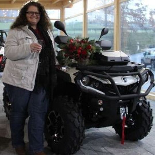 Gewinnerin Sandra Böhmer und Can-Am Händler Heinz Plötz bei der Schlüsselübergabe. Gewinnerin Sandra Böhmer und Can-Am Händler Heinz Plötz bei der Schlüsselübergabe.