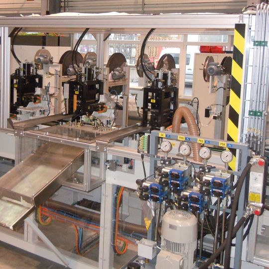 Anlage zur Herstellung von ABS-Steuergehäusen: Die Stanzteile werden automatisch bereitgestellt und in das Spritzgusswerkzeug eingelegt. Nach der Umspritzung erfolgen diverse Funktionsprüfungen. Anlage zur Herstellung von ABS-Steuergehäusen: Die Stanzteile werden automatisch bereitgestellt und in das Spritzgusswerkzeug eingelegt. Nach der Umspritzung erfolgen diverse Funktionsprüfungen.