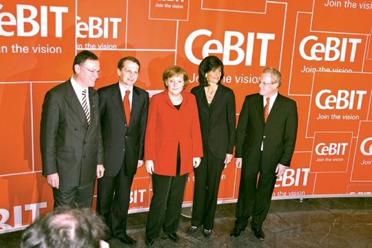 Die Redner der CeBIT-Eröffnung waren (v.l.n.r.): Stephan Weil, Oberbürgermeister von Hannover, Sergey Naryshkin, Stabschef der russischen Regierung, Bundeskanzlerin Angela Merkel, Pat Russo, CEO von Alcatel-Lucent, und Bitkom-Präsident Willi Berchtold. Die Redner der CeBIT-Eröffnung waren (v.l.n.r.): Stephan Weil, Oberbürgermeister von Hannover, Sergey Naryshkin, Stabschef der russischen Regierung, Bundeskanzlerin Angela Merkel, Pat Russo, CEO von Alcatel-Lucent, und Bitkom-Präsident Willi Berchtold.