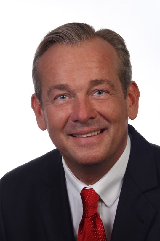 Ulrich Dietze, Geschäftsführer der Deutschen Vertriebsberatung sieht Chancen für Unternehmen, die dem Vertrieb eine hohe Priorität einräumen. Wenn sie konsequent an dessen Perfektionierung arbeiten, können sie damit kontinuierlich wachsen und sich unabhängig von der konjunkturellen Situation einen klaren Wettbewerbsvorteil verschaffen. Ulrich Dietze, Geschäftsführer der Deutschen Vertriebsberatung sieht Chancen für Unternehmen, die dem Vertrieb eine hohe Priorität einräumen. Wenn sie konsequent an dessen Perfektionierung arbeiten, können sie damit kontinuierlich wachsen und sich unabhängig von der konjunkturellen Situation einen klaren Wettbewerbsvorteil verschaffen.