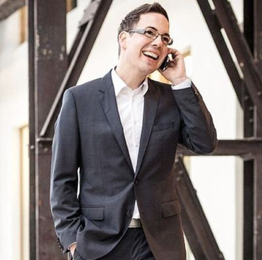 Oliver Schumacher ist überzeugt, dass eine Veränderung nur dann gelingt, wenn man es schafft, Gewohnheiten zu verändern – und zwar am besten Schritt für Schritt. Oliver Schumacher ist überzeugt, dass eine Veränderung nur dann gelingt, wenn man es schafft, Gewohnheiten zu verändern – und zwar am besten Schritt für Schritt.