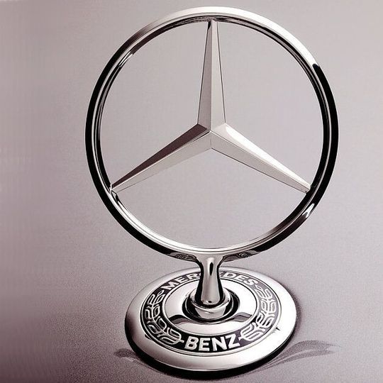 Mercedes-Benz muss Gas geben, um mit BMW und Audi mitzuhalten. Mercedes-Benz muss Gas geben, um mit BMW und Audi mitzuhalten.