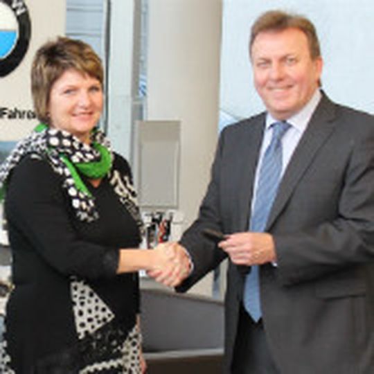 Schlüsselübergabe: Katrin Neumann, Schulleiterin BSZ Döbeln-Mittweida und Carsten Bödecker, Leiter BMW Niederlassung Leipzig.