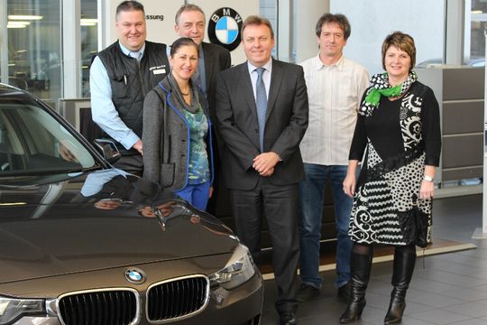 Schulen an neuer Technik: (v.li.) Stefan Schönigen, Leiter Service Beratung, Maria Schötz, Gebietsleiterin After Sales Vertrieb Ost, Michael Winkler, stellvertretender Schulleiter, Carsten Bödecker, Leiter BMW Niederlassung Leipzig, Uwe Hofmann, Kfz-Lehrer, Katrin Neumann, Schulleiterin BSZ Döbeln-Mittweida.