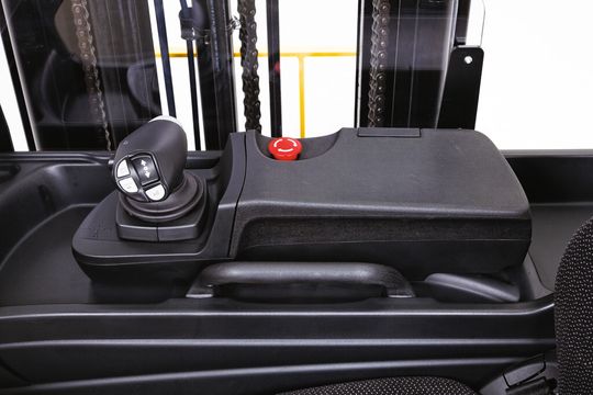 Die Armlehne mit Joystick des neuen Schubmaststaplers. Die Armlehne mit Joystick des neuen Schubmaststaplers.