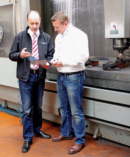 Thomas Gottschalk (Fa. Ingersoll Beratung und Verkauf) stellt Herrn Timo Kosiol (Fertigungsleitung Fa. Haberland) das neue Werkzeug vor. Dank neuer Frässtratgie und Werkzeug könnte die Produktivität um 100% gesteigert werden. Thomas Gottschalk (Fa. Ingersoll Beratung und Verkauf) stellt Herrn Timo Kosiol (Fertigungsleitung Fa. Haberland) das neue Werkzeug vor. Dank neuer Frässtratgie und Werkzeug könnte die Produktivität um 100% gesteigert werden.