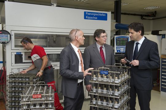 Markus Petschnig (re.,), Heinz Staub (M., Verkaufsleiter, Polymeca AG) und Matthias Böhm (Chefredaktor SMM) in der Hochpräzisionsschleiferei. Markus Petschnig (re.,), Heinz Staub (M., Verkaufsleiter, Polymeca AG) und Matthias Böhm (Chefredaktor SMM) in der Hochpräzisionsschleiferei.