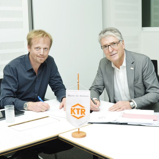 Prof. Dr. h. c. Josef Gerstner, Geschäftsführer KTR, und Dipl.-Ing. AlexanderRemes, Vorstandsvorsitzender EM Brake Systems AG, bei der Vertragsunterzeichnung (v.l.). Prof. Dr. h. c. Josef Gerstner, Geschäftsführer KTR, und Dipl.-Ing. AlexanderRemes, Vorstandsvorsitzender EM Brake Systems AG, bei der Vertragsunterzeichnung (v.l.).