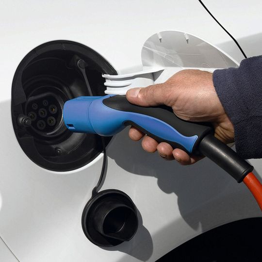 Die Zahl der E-Autos steigt. Die Zahl der E-Autos steigt.