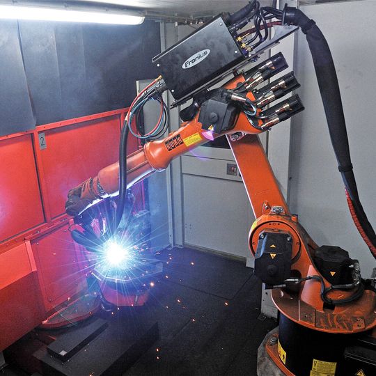 Dank hauptzeitparallelem Bestücken kann der Roboter in der Schweißzelle fast ohne Unterbrechung arbeiten. Dank hauptzeitparallelem Bestücken kann der Roboter in der Schweißzelle fast ohne Unterbrechung arbeiten.