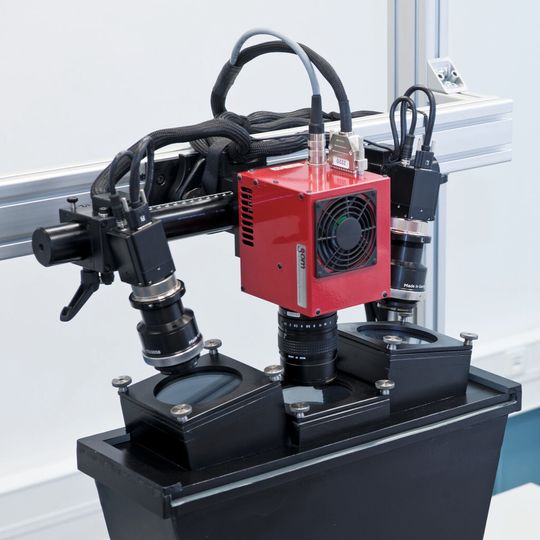 Bild 1: Die Prüfmaschine für den hydraulischen Tiefungsversuch ermöglicht die präzise Onlineaufnahme von Filmen, um anschließend die Formänderungen über den Versuchsverlauf exakt auszuwerten. Bild 1: Die Prüfmaschine für den hydraulischen Tiefungsversuch ermöglicht die präzise Onlineaufnahme von Filmen, um anschließend die Formänderungen über den Versuchsverlauf exakt auszuwerten.