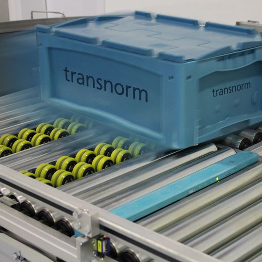 Diese Smartsort-Anlage von Transnorm aus verschiedenen Fördertechnikkomponenten und -modulen wird durch ein RFID-System unterstützt. Diese Smartsort-Anlage von Transnorm aus verschiedenen Fördertechnikkomponenten und -modulen wird durch ein RFID-System unterstützt.