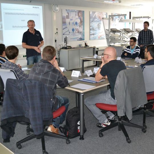 Im RAFI-Schulungszentrum in Weingarten: Gangolf Götz, Leiter des Schulungszentrums, mit Elektrotechnik-Studenten der Hochschule Ravensburg-Weingarten.