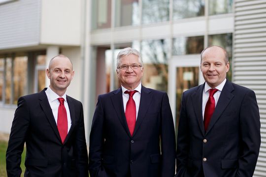 PDV-Systeme agiert jetzt mit den Geschäftsführern Dirk Nerling, Wolfgang Schulz und Gregor Lietz (v. l.). PDV-Systeme agiert jetzt mit den Geschäftsführern Dirk Nerling, Wolfgang Schulz und Gregor Lietz (v. l.).