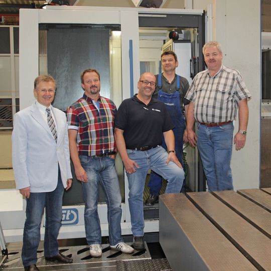 Haben im Team für eine reibungslose Installation des Bohr-Fräszentrums gesorgt: Dr. Alfons Lorenz von FPT, Ralph Nagel, Dieter Schneider, Maschinenbediener Reinhold Weißenfels und Günter Kloos. Haben im Team für eine reibungslose Installation des Bohr-Fräszentrums gesorgt: Dr. Alfons Lorenz von FPT, Ralph Nagel, Dieter Schneider, Maschinenbediener Reinhold Weißenfels und Günter Kloos.