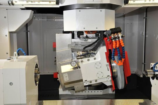 L'installation du nouvel axe A sur les deux rectifieuses cylindriques Studer S41 et S22 révolutionne la technologie de rectification de filets sur rectifieuses cylindriques universelles.