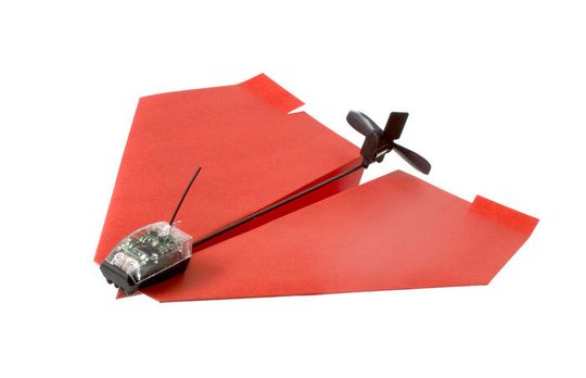Mit PowerUp wird aus einem Papierflieger ein per Smartphone ferngesteuertes Elektroflugzeug. Mit PowerUp wird aus einem Papierflieger ein per Smartphone ferngesteuertes Elektroflugzeug.