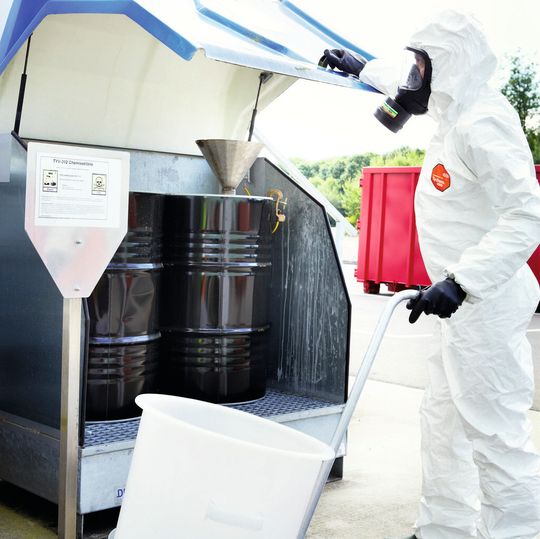 Der Schutzanzug Tychem 4000 S von Dupont soll gegen Chemikalien wie Phenol, Ethanol und Methanol eine perfekte Schutzbarriere bilden. Der Schutzanzug Tychem 4000 S von Dupont soll gegen Chemikalien wie Phenol, Ethanol und Methanol eine perfekte Schutzbarriere bilden.
