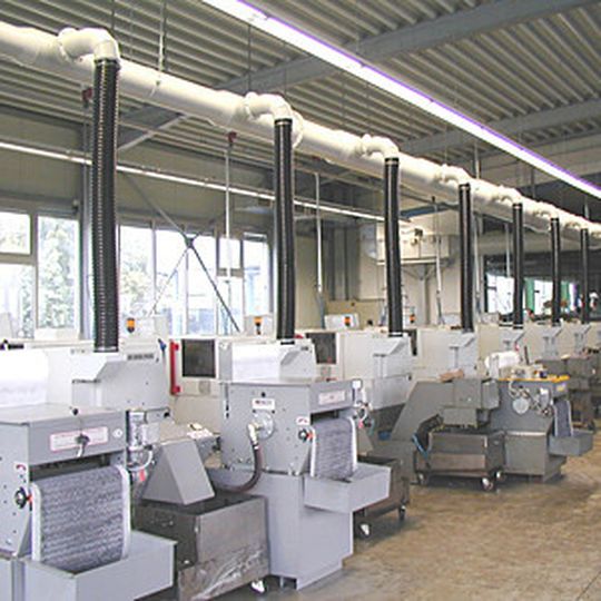 Die Gruppenabsaugung von Büchel filtert mit einem zweistufigen Elektrofilter sowohl Öl als auch Kühlschmierstoff aus der Luft heraus. Die Gruppenabsaugung von Büchel filtert mit einem zweistufigen Elektrofilter sowohl Öl als auch Kühlschmierstoff aus der Luft heraus.