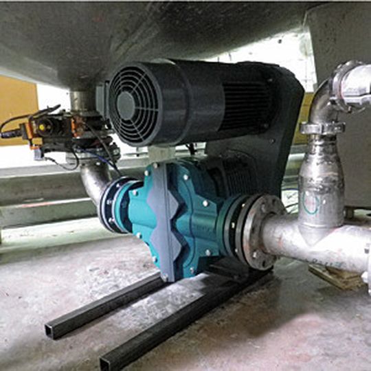 Bild 1: Die Drehkolbenpumpe Tornado T2 wird zum Transport einer zähflüssigen Masse mit abrasiven Bestandteilen eingesetzt.