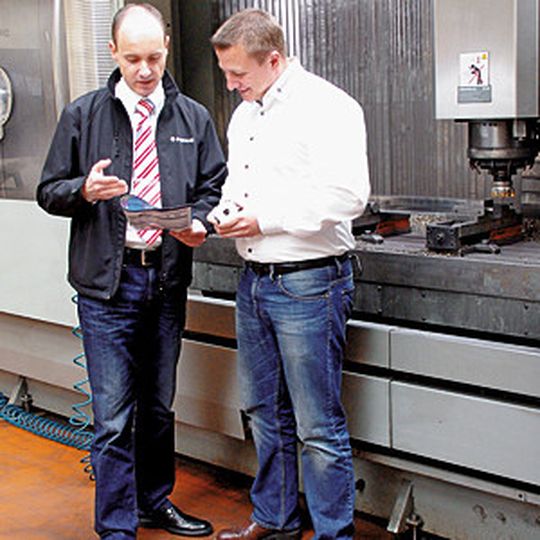 Thomas Gottschalk (Ingersoll Beratung und Verkauf) stellt Timo Kosiol (Fertigungsleitung Haberland) das neue Werkzeug vor. Dank neuer Frässtrategie und neuem Werkzeug konnte die Produktivität um 100 % gesteigert werden.