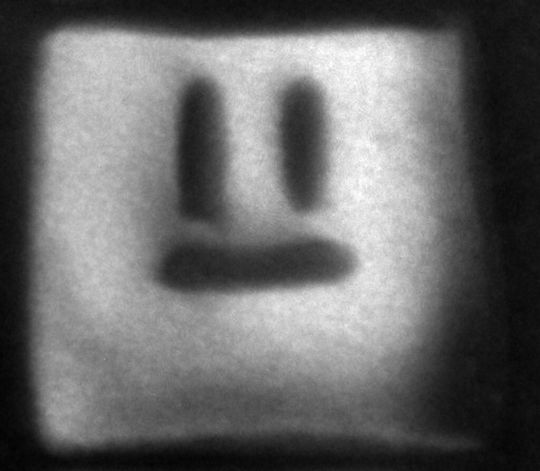 Abb. 1: TEM-Aufnahme der Superlegierung Ni86.1Al8.5Ti5.4. Die Abbildung zeigt eine ca. 100 nm große γ´-Ausscheidung (hell), die von der γ-Matrix (dunkel) umgeben ist. Innerhalb der γ´-Ausscheidung sind plättchenförmige γ-Partikel (dunkel) zu erkennen. Abb. 1: TEM-Aufnahme der Superlegierung Ni86.1Al8.5Ti5.4. Die Abbildung zeigt eine ca. 100 nm große γ´-Ausscheidung (hell), die von der γ-Matrix (dunkel) umgeben ist. Innerhalb der γ´-Ausscheidung sind plättchenförmige γ-Partikel (dunkel) zu erkennen.