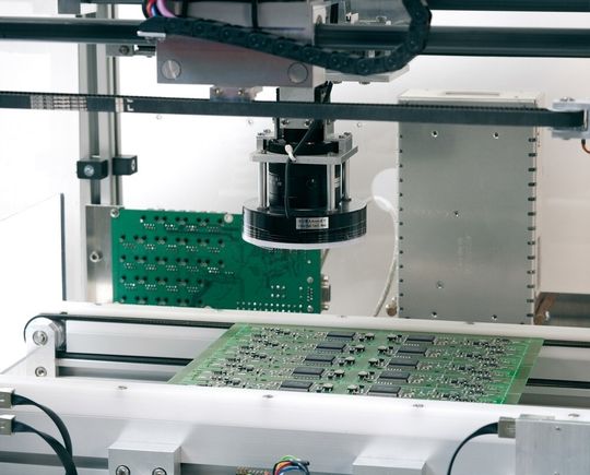 Innerhalb von 10 s führt optifox die optische Inspektion einer E1-Europakarte durch Innerhalb von 10 s führt optifox die optische Inspektion einer E1-Europakarte durch