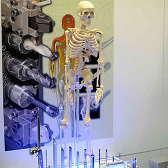Auf der Metav-Sonderschau „Metal meets Medical“ wird unter dem Motto „Smart Solutions – More Efficiency“ präsentiert, wie moderne Produktionstechnik zu mehr Effizienz und Präzision in der Medizintechnik beiträgt. Auf der Metav-Sonderschau „Metal meets Medical“ wird unter dem Motto „Smart Solutions – More Efficiency“ präsentiert, wie moderne Produktionstechnik zu mehr Effizienz und Präzision in der Medizintechnik beiträgt.