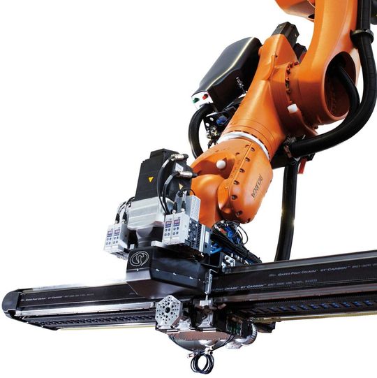 Schnell wie eine Schlange: Die ultraflache Energiekette für ein Pressen-Handlingsystem. Schnell wie eine Schlange: Die ultraflache Energiekette für ein Pressen-Handlingsystem.