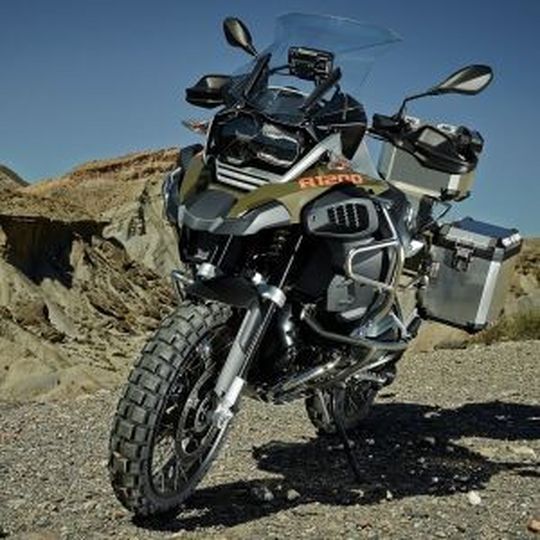 Maß aller Dinge, auch 2013: die BMW R 1200 GS, die hierzulande im vergangenen Jahr insgesamt 7.875 mal neu zugelassen wurde. Maß aller Dinge, auch 2013: die BMW R 1200 GS, die hierzulande im vergangenen Jahr insgesamt 7.875 mal neu zugelassen wurde.