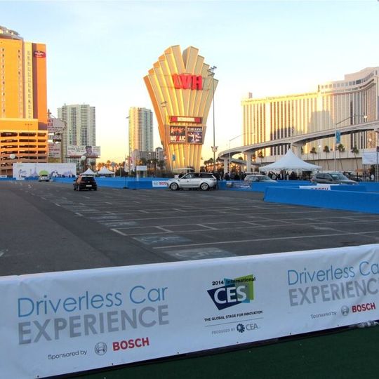 Bei der von Bosch gesponserten „Driverless Car Experience“ im Außenbereich der CES, konnten die Besucher Funktionen wie einen automatischen Parkassistenten oder eine automatische Notbremsung selbst ausprobieren. Bei der von Bosch gesponserten „Driverless Car Experience“ im Außenbereich der CES, konnten die Besucher Funktionen wie einen automatischen Parkassistenten oder eine automatische Notbremsung selbst ausprobieren.