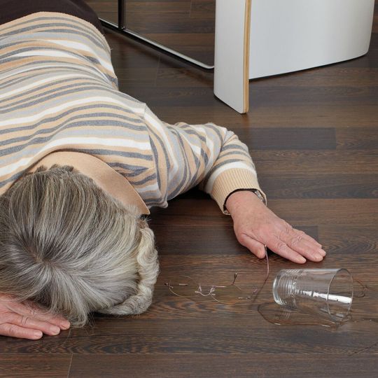 Stürze gehören bei Senioren zu den häufigsten Ursachen von schweren Verletzungen. Fraunhofer-Forsche haben das Sensorsystem CapFloor entwickelt, welches Stürze erkennt. Stürze gehören bei Senioren zu den häufigsten Ursachen von schweren Verletzungen. Fraunhofer-Forsche haben das Sensorsystem CapFloor entwickelt, welches Stürze erkennt.