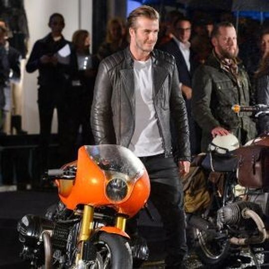 David Beckham zeigt, wie cool Motorradmode ist. David Beckham zeigt, wie cool Motorradmode ist.