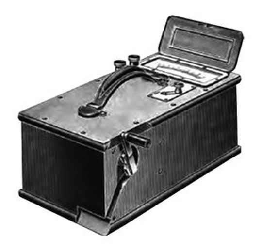 Der Ohmmeter oder auch "Ohmer" genannt war das erste Isolationsmessgerät der Welt.