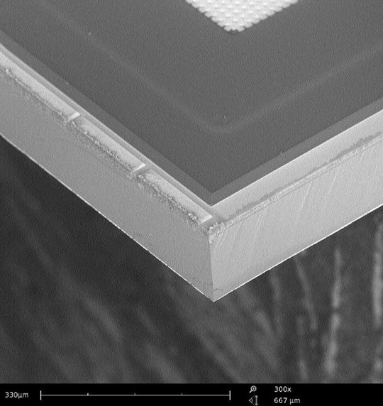 REM-Aufnahme eines SiC-Chips nach dem Thermischen-Laserstrahl-Separieren (TLS-Dicing) REM-Aufnahme eines SiC-Chips nach dem Thermischen-Laserstrahl-Separieren (TLS-Dicing)