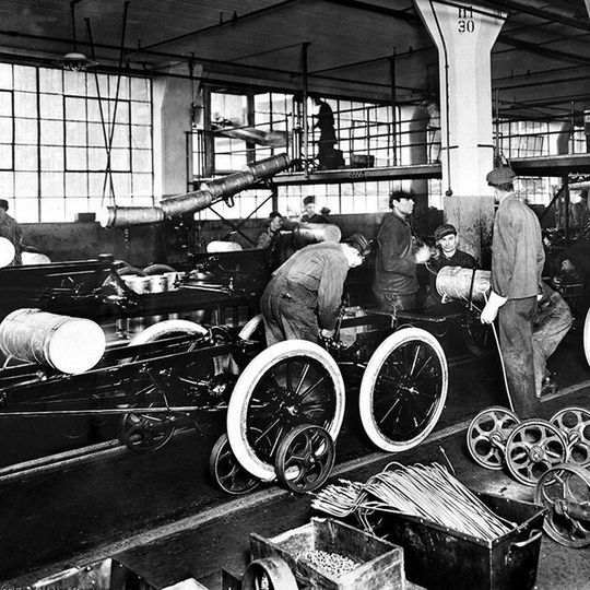 Vor 100 Jahren führte Ford das Fließband ein Vor 100 Jahren führte Ford das Fließband ein