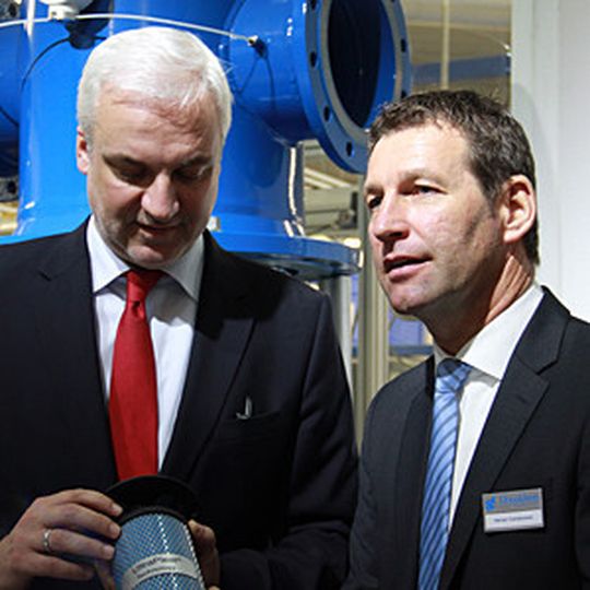 Auch Politiker zeigen Interesse: NRW-Wirtschaftsminister Garret Duin (links) lässt sich von Donaldson-Geschäftsführer Heiner Carstensen den neuen Druckluftfilter erklären. Auch Politiker zeigen Interesse: NRW-Wirtschaftsminister Garret Duin (links) lässt sich von Donaldson-Geschäftsführer Heiner Carstensen den neuen Druckluftfilter erklären.