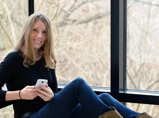 So sieht eine von IBMs erfolgreichsten Forscherinnen aus: Lisa Seacat DeLuca hat 2013 fast 50 US-Patente zugesprochen bekommen. Darunter eines, das den Inhalt von Telefongesprächen analysiert und dazu passende Informationen auf IT-Geräten anzeigt. So sieht eine von IBMs erfolgreichsten Forscherinnen aus: Lisa Seacat DeLuca hat 2013 fast 50 US-Patente zugesprochen bekommen. Darunter eines, das den Inhalt von Telefongesprächen analysiert und dazu passende Informationen auf IT-Geräten anzeigt.