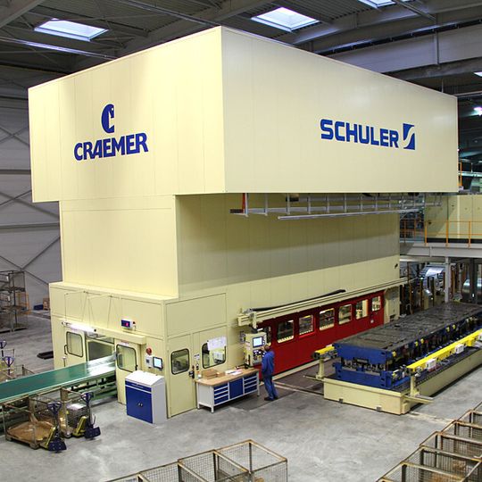 Die beim Automobilzulieferer Craemer in Betrieb genommene Servo-Transferpresse ist die bislang größte Presse dieser Art aus dem Hause Schuler. Die beim Automobilzulieferer Craemer in Betrieb genommene Servo-Transferpresse ist die bislang größte Presse dieser Art aus dem Hause Schuler.