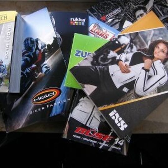 Jetzt stapeln sie sich wieder im Büro – die neuen Kataloge für die Motorradsison 2014 sind eingetroffen. Jetzt stapeln sie sich wieder im Büro – die neuen Kataloge für die Motorradsison 2014 sind eingetroffen.