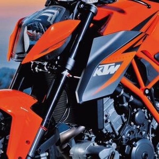 Groß und mächtig, schicksalsträchtig. KTM hat 2013 ein starkes Jahr hingelegt. So stark wie die neue Superduke 1290 R. Groß und mächtig, schicksalsträchtig. KTM hat 2013 ein starkes Jahr hingelegt. So stark wie die neue Superduke 1290 R.