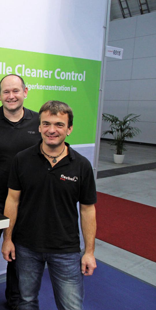 Daniel Decker (links) von BVL diskutierte mit Thomas Jörger und Alex Huber von Fischer Rohrtechnik auf der Parts2Clean über weitere Einsatzmöglichkeiten der Libelle Cleaner Control . Daniel Decker (links) von BVL diskutierte mit Thomas Jörger und Alex Huber von Fischer Rohrtechnik auf der Parts2Clean über weitere Einsatzmöglichkeiten der Libelle Cleaner Control .