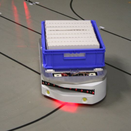 Ein solches fahrerloses Transportfahrzeug im Kleinformat, entwickelt von der Firma Götting, dient als Ausgangspunkt für das Forschungsprojekt. Am IPH soll die Maschine lernen, auf Sprache und Gesten zu reagieren. Später wird die Technik in ein größeres Fahrzeug integriert, nämlich in einenSchubmaststapler.