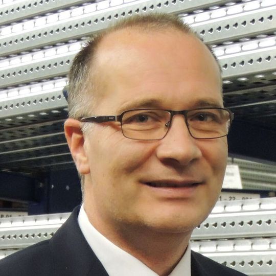 Dr. Klaus Vatter folgt als Geschäftsführer bei Meta-Regalbau Eckhard Radke, der in den Ruhestand geht. Dr. Klaus Vatter folgt als Geschäftsführer bei Meta-Regalbau Eckhard Radke, der in den Ruhestand geht.