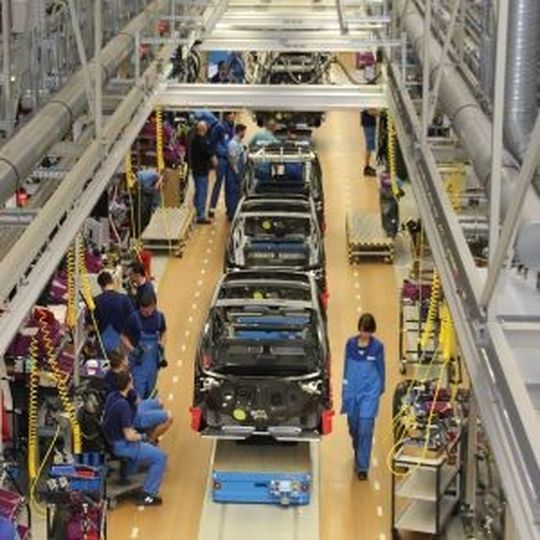 BMW baut in Leipzig das Elektroauto i3 und setzt auch in den Logistikprozessen neue, nachhaltige Standards. BMW baut in Leipzig das Elektroauto i3 und setzt auch in den Logistikprozessen neue, nachhaltige Standards.
