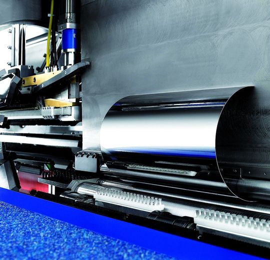 Mit dem Weil-Multiroller lassen sich vollautomatisch Rohre mit Wandstärken von 0,2 bis 3 mm im Durchmesserbereich von 50 bis 600 mm bei Rohrlängen von 80 bis 2150 mm fertigen. Mit dem Weil-Multiroller lassen sich vollautomatisch Rohre mit Wandstärken von 0,2 bis 3 mm im Durchmesserbereich von 50 bis 600 mm bei Rohrlängen von 80 bis 2150 mm fertigen.